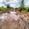Jalan Rusak Parah, Warga WMP Sampit Minta Tanggung Jawab Perbaikan Atas Proyek Sekolah Rakyat di Kotim