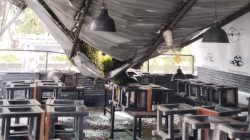 Cuaca Ekstrem Landa Sampit, Pohon Beringin Tumbang Timpa Kanopi Kafe di Taman Kota
