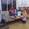 Polsek Mentaya Hulu Salurkan Beras untuk 50 Warga Kuala Kuayan Terdampak Banjir