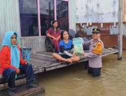 Polsek Mentaya Hulu Salurkan Beras untuk 50 Warga Kuala Kuayan Terdampak Banjir