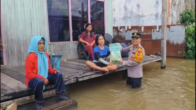 Polsek Mentaya Hulu Salurkan Beras untuk 50 Warga Kuala Kuayan Terdampak Banjir