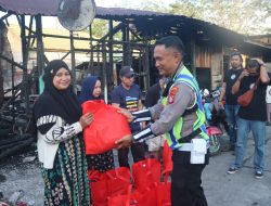 Bersama Komunitas Motor, Polres Kotim Ringankan Beban Korban Kebakaran Sampit