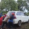 Pahlawan Tanpa Pamrih, Dua Mobil Amblas di Baamang Hulu Dievakuasi Damkarmat Sampit