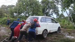 Pahlawan Tanpa Pamrih, Dua Mobil Amblas di Baamang Hulu Dievakuasi Damkarmat Sampit