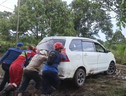 Pahlawan Tanpa Pamrih, Dua Mobil Amblas di Baamang Hulu Dievakuasi Damkarmat Sampit