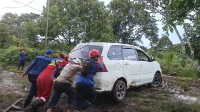 Pahlawan Tanpa Pamrih, Dua Mobil Amblas di Baamang Hulu Dievakuasi Damkarmat Sampit