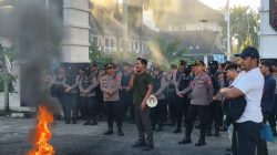 Polisi Amankan Aksi Damai Aliansi Kalteng Bergerak di Kantor Dinas PUPR Palangka Raya
