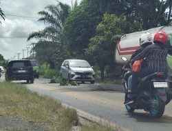 Jalan Rusak Sampit–Samuda Kerap Makan Korban, Kini Diperparah Tumpahan Minyak CPO