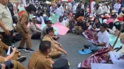 Polisi Jaga! Koalisi Masyarakat Peduli Gizi Anak Gelar Aksi Damai di Kantor Gubernur Kalteng