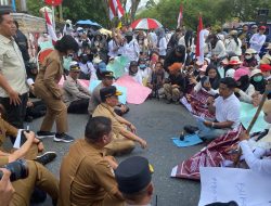 Polisi Jaga! Koalisi Masyarakat Peduli Gizi Anak Gelar Aksi Damai di Kantor Gubernur Kalteng
