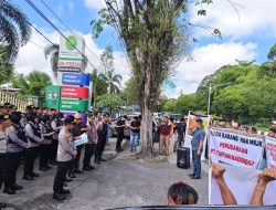 Polisi Siaga! Aksi Damai Masyarakat Hukum Adat Kalimantan di Kantor Pengadilan Palangka Raya Berjalan Damai