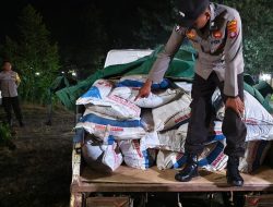 Nyaris Lolos! 2 Grandmax Angkut 80 Karung Pupuk Subsidi Ilegal Dihadang Polisi di Samuda