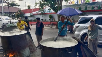 Sambut 10 Muharram 2026: Majelis Al-Banjari di Sampit Bagikan Ribuan Bungkus Bubur Asyura Gratis