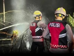 Warung di Palangka Raya Terbakar, Ditsamapta Polda Kalteng Bergerak Cepat Padamkan Api
