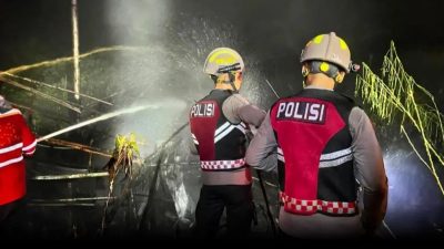 Warung di Palangka Raya Terbakar, Ditsamapta Polda Kalteng Bergerak Cepat Padamkan Api
