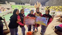 Kenakan Ornamen Dayak, Peserta Lomba Supporter Turnamen Voli Polresta Palangka Raya Pukau Juri dan Penonton