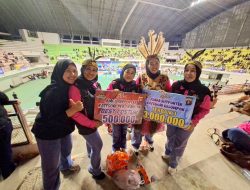Kenakan Ornamen Dayak, Peserta Lomba Supporter Turnamen Voli Polresta Palangka Raya Pukau Juri dan Penonton