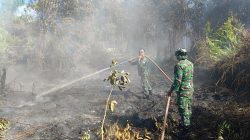 Lahan Gambut Terbakar, Personel Kodim 1015/Sampit Lakukan Penyekatan Api
