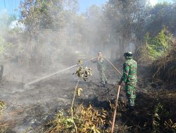Lahan Gambut Terbakar, Personel Kodim 1015/Sampit Lakukan Penyekatan Api