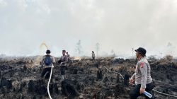 Karhutla Berkobar di Tumbang Nusa, Anggota Ditsamapta Polda Kalteng Turun Perang Lawan Api