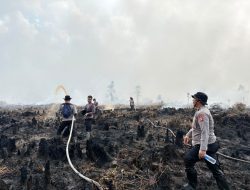 Karhutla Berkobar di Tumbang Nusa, Anggota Ditsamapta Polda Kalteng Turun Perang Lawan Api