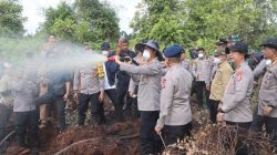 Polri Peduli: Kapolda Kalteng Turun Langsung Padamkan Api di Tumbang Nusa