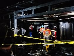 Tengah Malam! Api Lalap 5 Ruko di Taman Kota Sampit, Satu Korban Mengalami Luka Bakar
