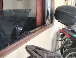 Amuk di Mapolsek Ketapang, Pria Pecahkan Kaca Aula Pakai Balok Kayu Lalu Kabur