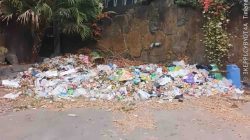 Tumpukan Sampah Ganggu Kenyamanan di Stadion 29 November Sampit, Warga Soroti Bau Menyenga