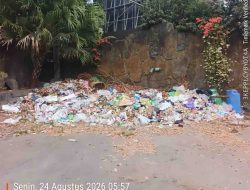 Tumpukan Sampah Ganggu Kenyamanan di Stadion 29 November Sampit, Warga Soroti Bau Menyenga