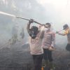 Kapolres Kotim Pimpin Aksi Heroik Padamkan Karhutla di MB Ketapang, Gotong Royong dengan TNI, BPBD dan Relawan Peduli