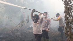Kapolres Kotim Pimpin Aksi Heroik Padamkan Karhutla di MB Ketapang, Gotong Royong dengan TNI, BPBD dan Relawan Peduli
