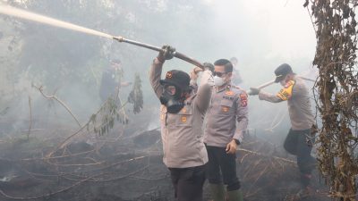 Kapolres Kotim Pimpin Aksi Heroik Padamkan Karhutla di MB Ketapang, Gotong Royong dengan TNI, BPBD dan Relawan Peduli