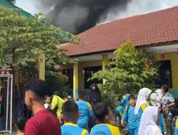 Jumat Pagi Membara, Kobaran Api Dekat SDN 3 Ketapang Picu Kepanikan Siswa