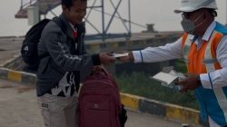 Kabut Asap Pekat Selimuti Sampit, Pelindo Regional 3 Sampit Bagikan Masker kepada Penumpang