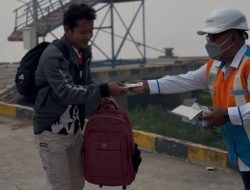 Kabut Asap Pekat Selimuti Sampit, Pelindo Regional 3 Sampit Bagikan Masker kepada Penumpang