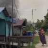 Mencekam Jum’at! Api Menjalar Cepat di Babaung, Tiga Rumah Warga Dilalap Kebakaran