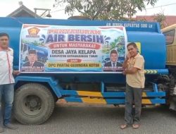 Di Tengah Kelangkaan Air Kemarau, Gerindra Kotim Turun Langsung Bantu Warga Salurkan Air Bersih Layak Konsumsi
