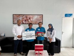 Dukung Aktivitas Porter Pelabuhan Sampit, Pelindo Regional 3 Sampit Serahkan 63 Pasang Sepatu Kerja
