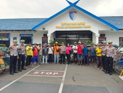 Sambut Hari Jadi Lalu Lintas ke-71, Satlantas Polres Kotim Berbagi dengan Tukang Becak