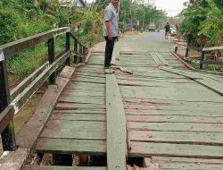 Lubang Menganga di Jembatan Jejangkit, DPRD Kotim: Jangan Tunggu Ada Korban!