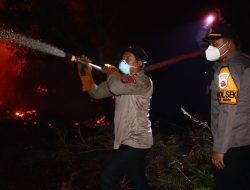 Kapolres Kotim Turun Langsung Lakukan Pemadaman Karhutla di Desa Camba