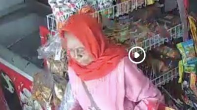 Heboh! Perempuan Berkerudung Merah Diduga Gunakan Uang Mainan di Sampit
