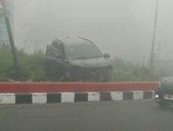 Kabut Asap Diduga Batasi Jarak Pandang, Toyota Rush Tabrak Bundaran Sampit