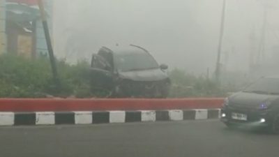 Kabut Asap Diduga Batasi Jarak Pandang, Toyota Rush Tabrak Bundaran Sampit