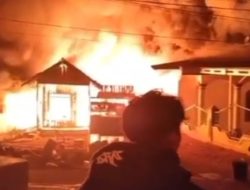 Kebakaran Hebat Guncang Cempaka Mulia Kotim, Lima Rumah dan Masjid Terbakar